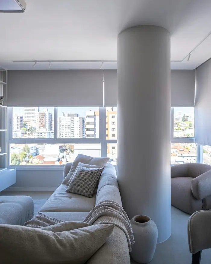 Apartament cu rulouri textile pe ferestre panoramice